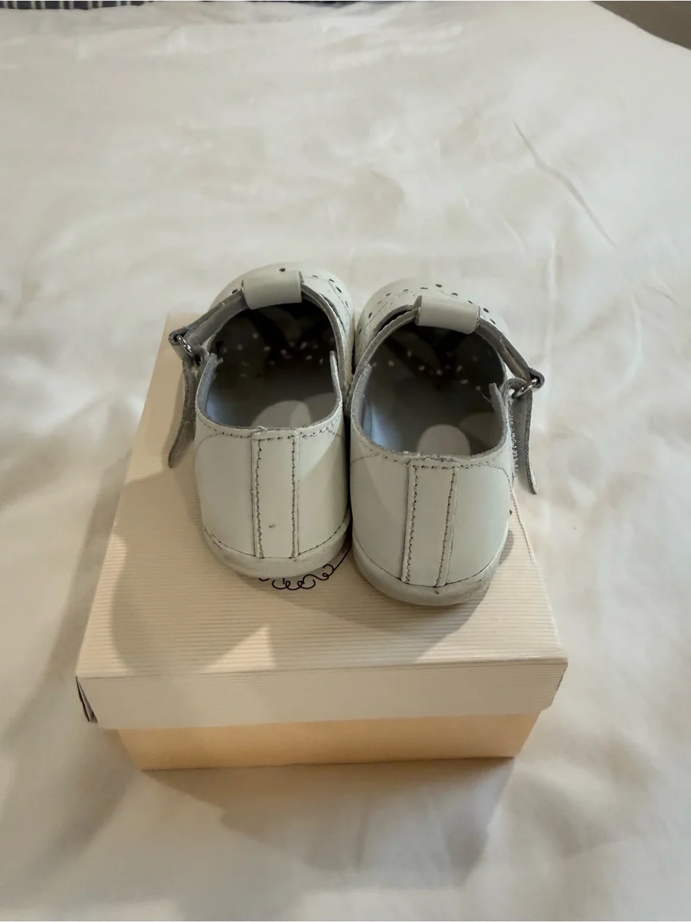 L’Amour Angel Baby Shoes size 6 White T-strap